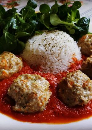 Una foto de Albóndigas de pollo y verduras al horno