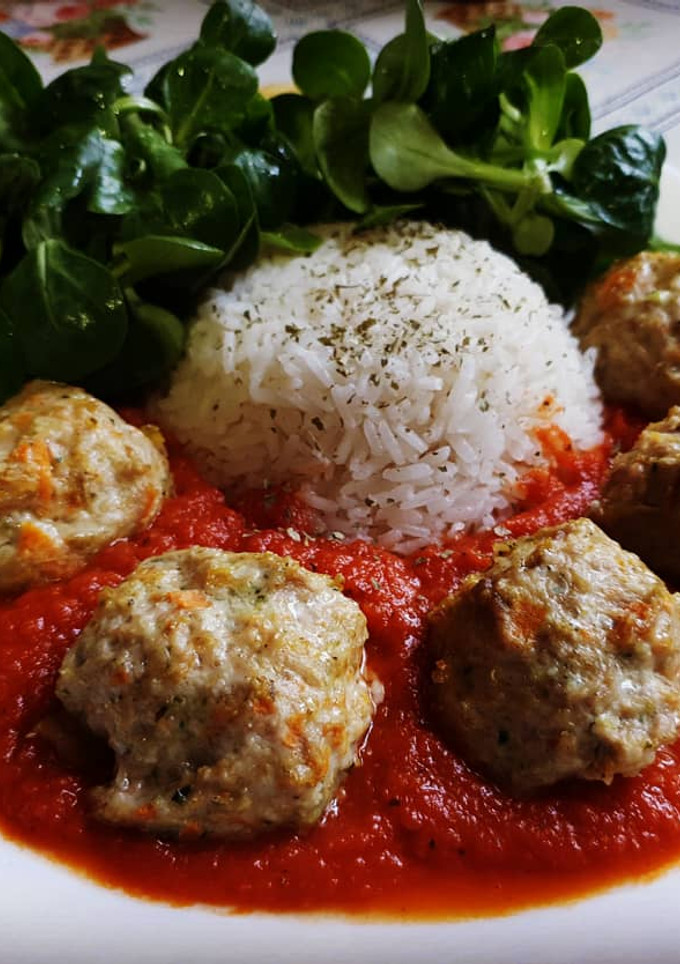 Una foto de Albóndigas de pollo y verduras al horno