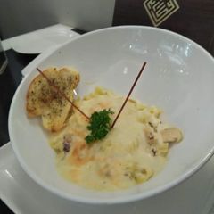 A picture of Cheesy pasta with thyme and sausage.