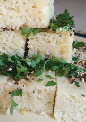 A picture of Rava dhokla.