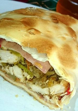 Una foto de Calzone de pollo con zapallito Zucchini, jamón y cebolla