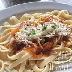 A picture of Fetuccini bolognese.