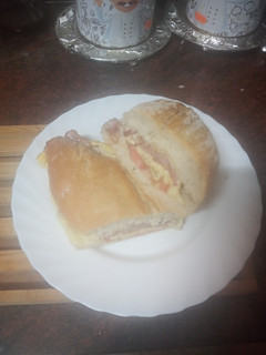 Foto principal de Bocadillo de bacon frito, tortilla francesa, tomate y queso