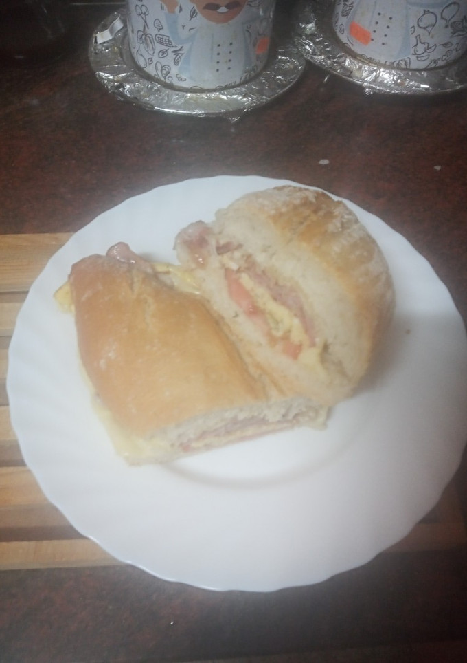 Una foto de Bocadillo de bacon frito, tortilla francesa, tomate y queso