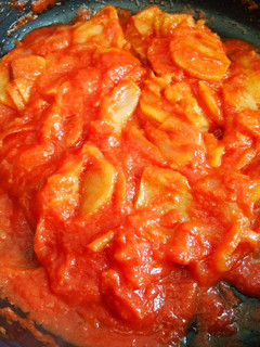 Una foto de Patatas con tomate