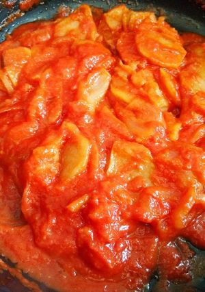 Una foto de Patatas con tomate