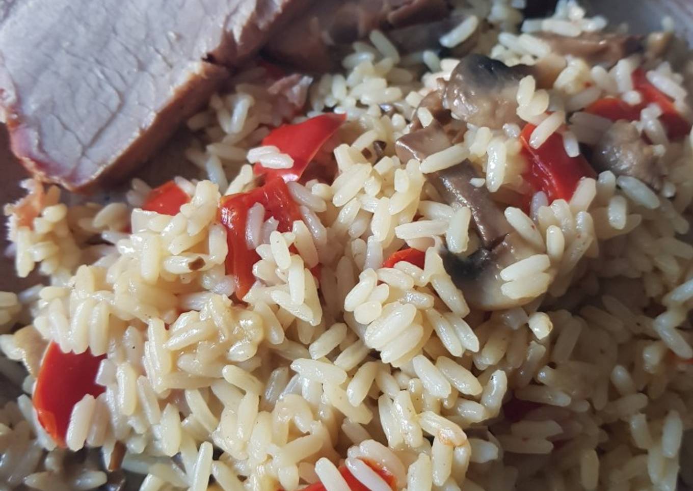Riz pilaf, poivrons, champignons