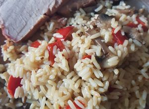 Une photo de Riz pilaf, poivrons, champignons