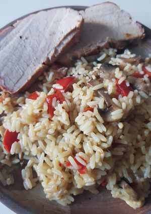 Une photo de Riz pilaf, poivrons, champignons