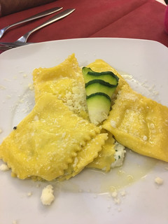 Una foto de Raviolis de queso 🧀 feta con calabacín 🥒