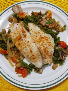 Una foto de Filete de pescado al vapor con vegetales