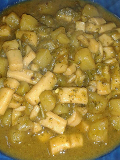 Una foto de Guiso de calamares con patata y pimiento verde