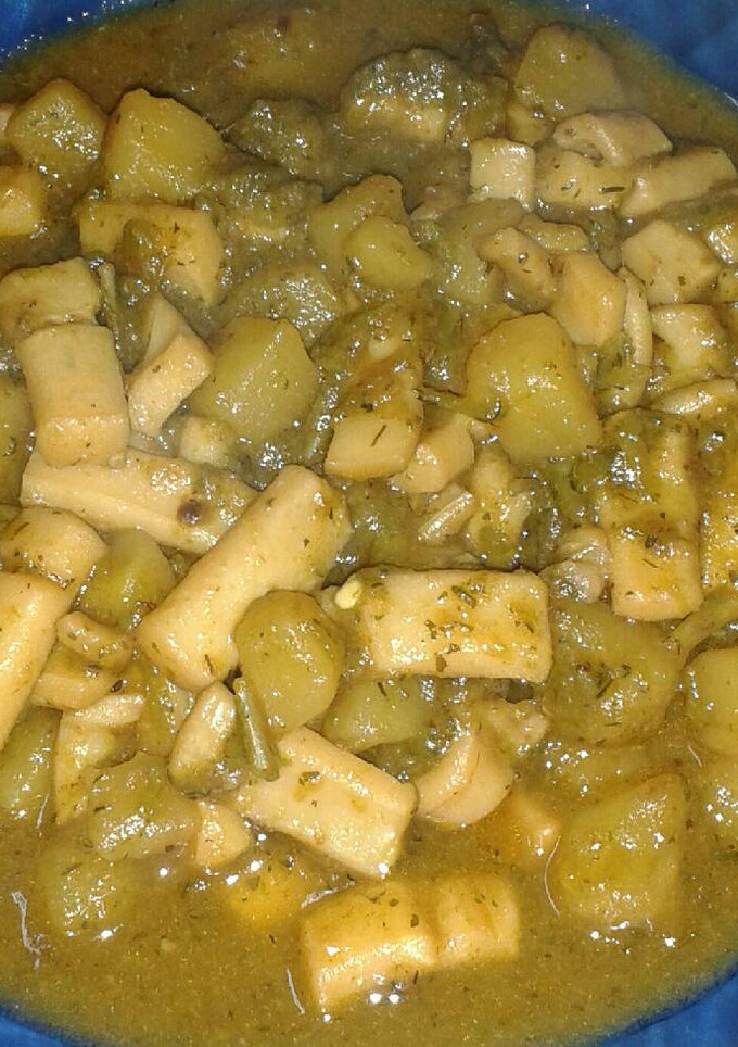 Una foto de Guiso de calamares con patata y pimiento verde