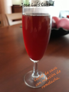 Una foto de Cóctel de cava con infusión de remolacha y jengibre