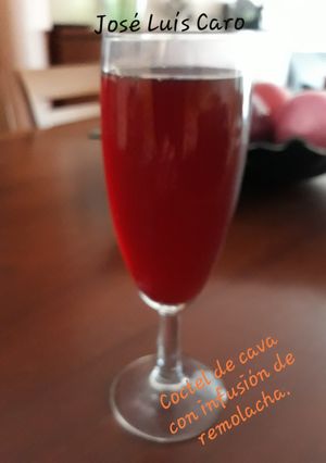 Una foto de Cóctel de cava con infusión de remolacha y jengibre