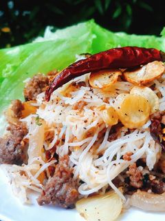 รูปของ ขนมจีนคั่วลาบเมืองเหนือ โรยมะแขว่น #leftover #upcycle no. 17