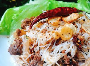 รูปของ ขนมจีนคั่วลาบเมืองเหนือ โรยมะแขว่น #leftover #upcycle no. 17