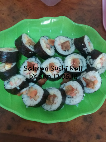 Bagaimana Menyiapkan Salmon Sushi Roll yang Enak