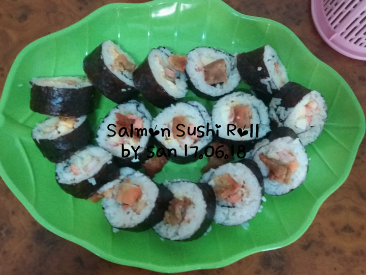 Bagaimana Menyiapkan Salmon Sushi Roll yang Enak