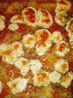 Una foto de Repollitos de bruselas con salsa blanca, gratinados con salsa se tomate y queso