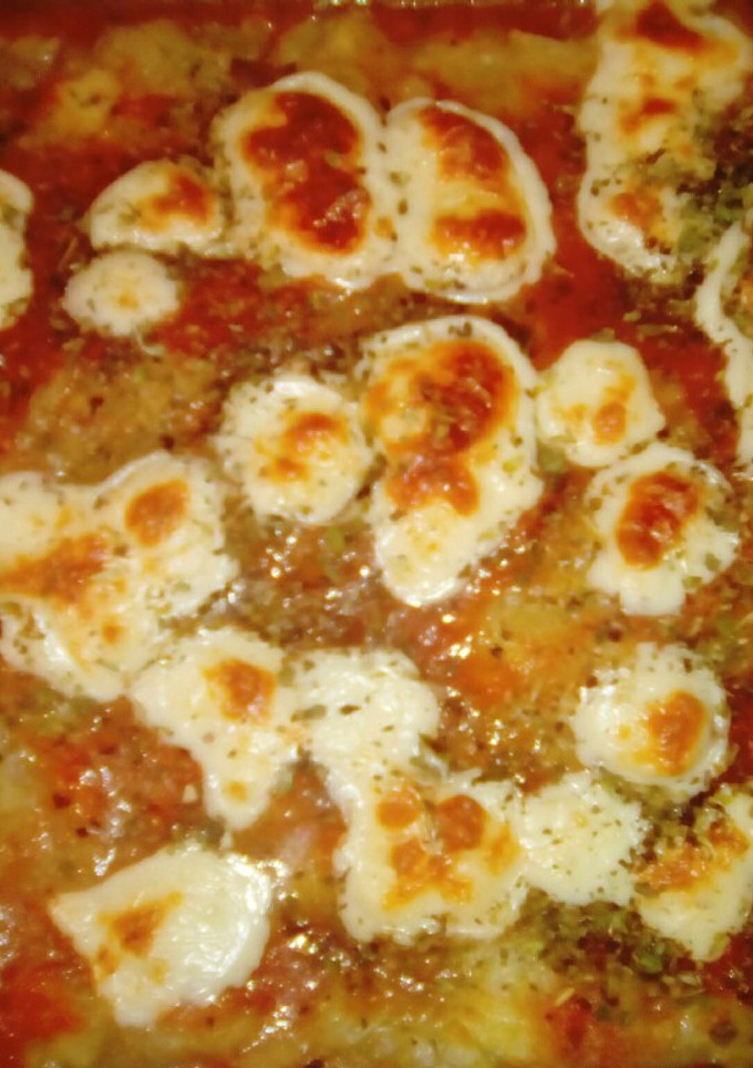 Una foto de Repollitos de bruselas con salsa blanca, gratinados con salsa se tomate y queso