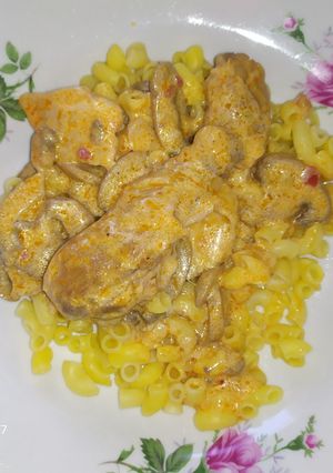 Gluténmentes, tojásmentes gombás tejszínes csirkecomb recept fotója