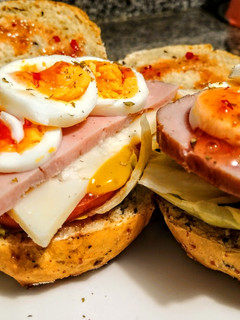 Una foto de Montaditos de jamón🥩 dulce y huevo🥚...!