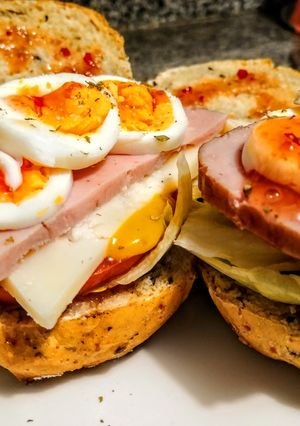 Una foto de Montaditos de jamón🥩 dulce y huevo🥚...!