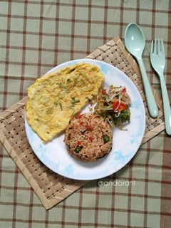 Foto resep Isi Piringku : Nasi Tutug Oncom, Tumis Buncis Tauge, Telur Dadar
