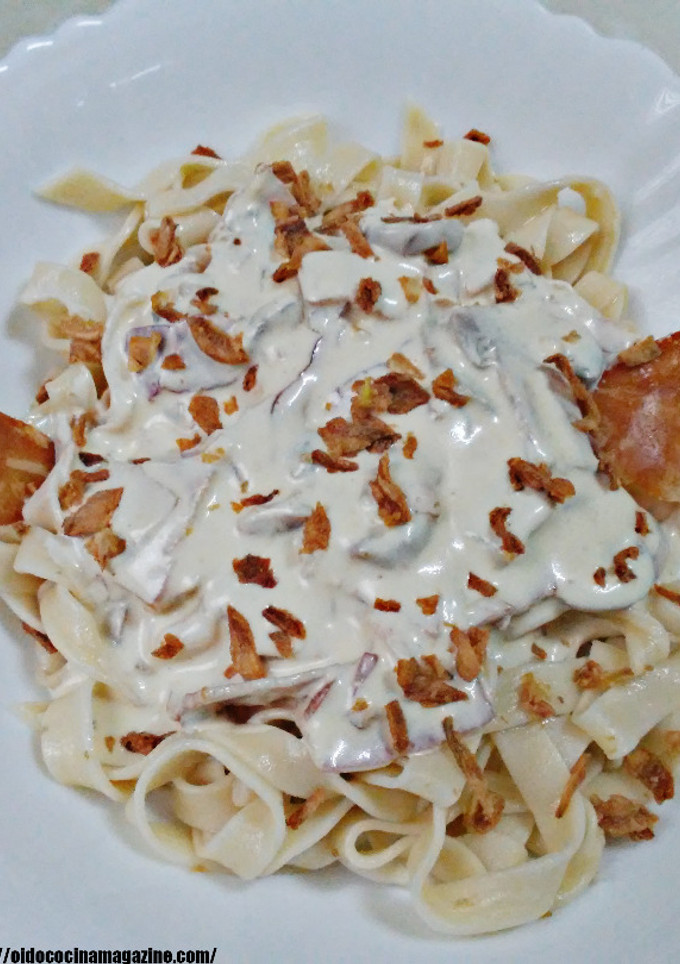 Una foto de Pasta fresca, cintas al huevo con salsa de champiñones y bacon