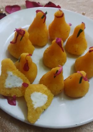 रवा कस्टर्ड मोदक (rava custard modak recipe in marathi) रेसिपी चे मुख्य फोटो 