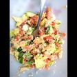 Ensalada de cous-cous, aguacate y langostinos