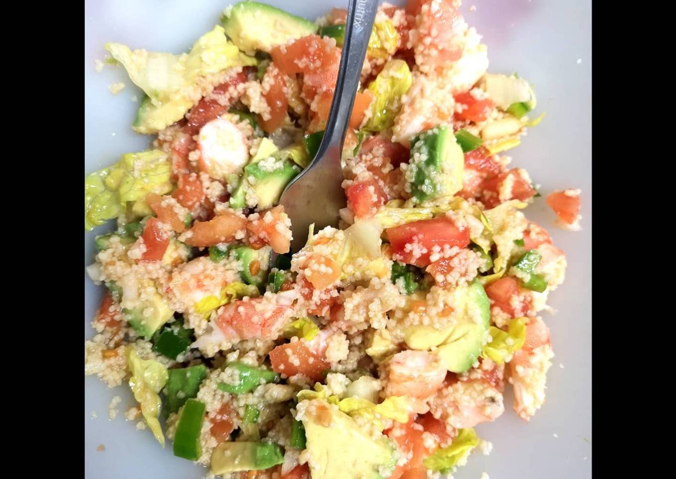 Ensalada de cous-cous, aguacate y langostinos