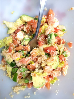 Una foto de Ensalada de cous-cous, aguacate y langostinos