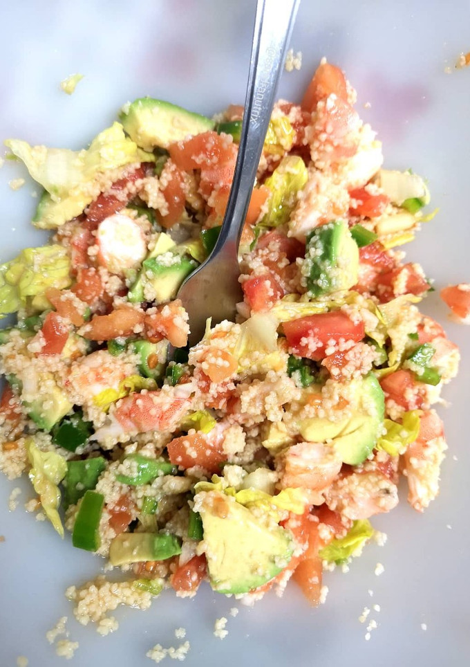 Una foto de Ensalada de cous-cous, aguacate y langostinos
