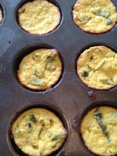 Una foto de Muffins de elote, rajas poblanas y calabacitas.ॐ🇲🇽
