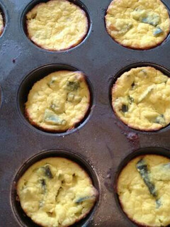 Una foto de Muffins de elote, rajas poblanas y calabacitas.ॐ🇲🇽
