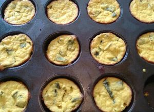 Una foto de Muffins de elote, rajas poblanas y calabacitas.ॐ🇲🇽