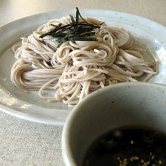 A picture of Zaru Soba.
