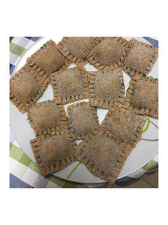 Una foto de Ravioles integrals caseros rellenos de espinacas y queso ricotta