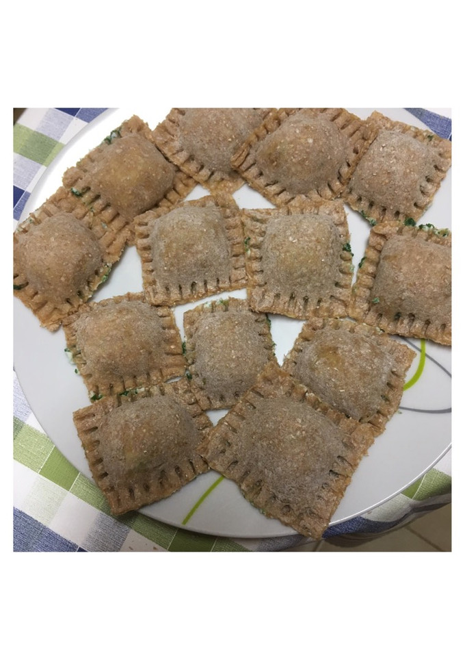 Una foto de Ravioles integrals caseros rellenos de espinacas y queso ricotta