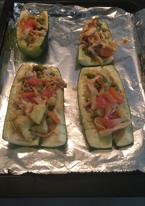 Una foto de Calabacines rellenos de verduras y tiras de pollo
