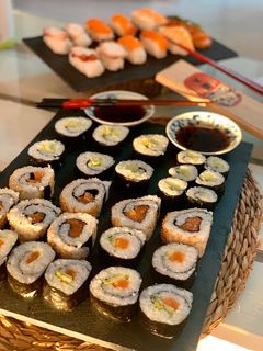 Una foto de Sushi variado