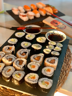 Una foto de Sushi variado