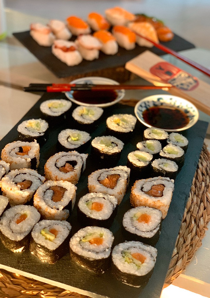 Una foto de Sushi variado