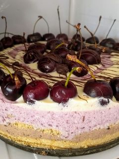 Una foto de Torta helada de chocolate y cerezas / fresas