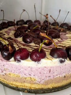 Una foto de Torta helada de chocolate y cerezas / fresas