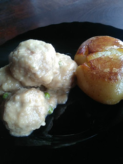 Una foto de Albóndigas con salsa de cebolla al vino rancio