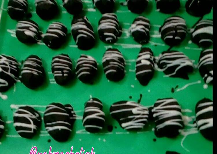 Kurma coklat isi kacang mete