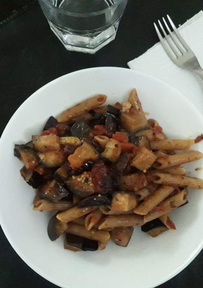 Una foto de Revuelto de Berenjena y Tomate con pasta 🍆🍅
